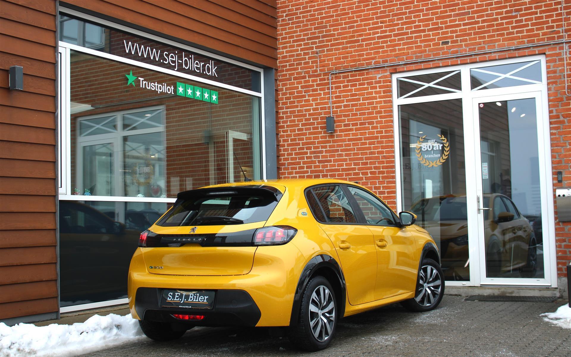 Gul Peugeot e-208 fra 2021