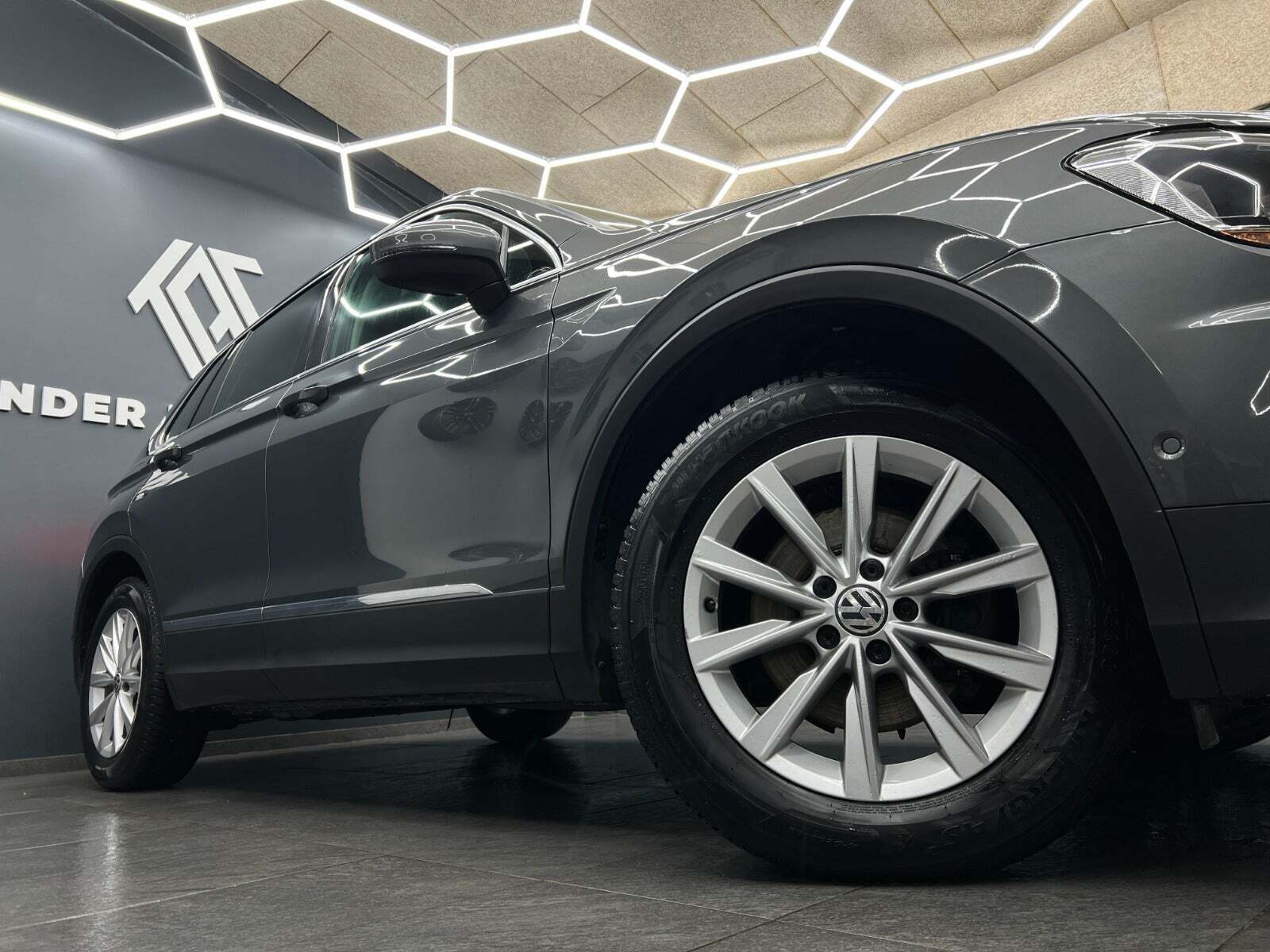Grå VW Tiguan fra 2018