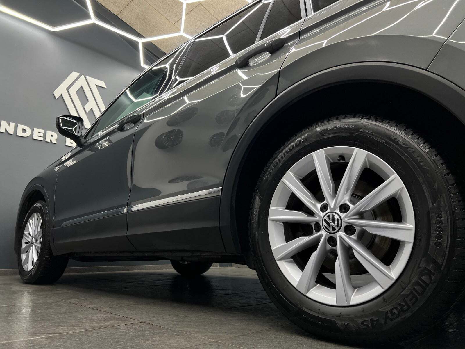 Grå VW Tiguan fra 2018