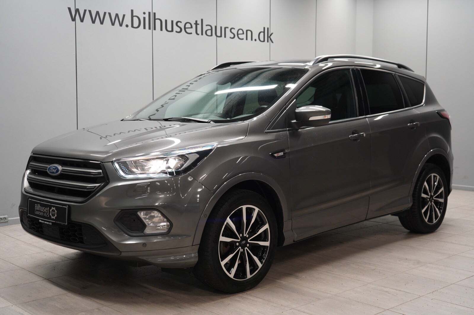 Grå Ford Kuga fra 2017
