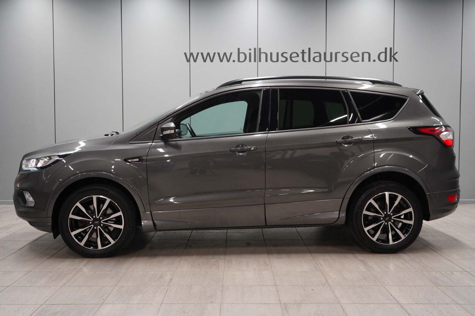 Grå Ford Kuga fra 2017
