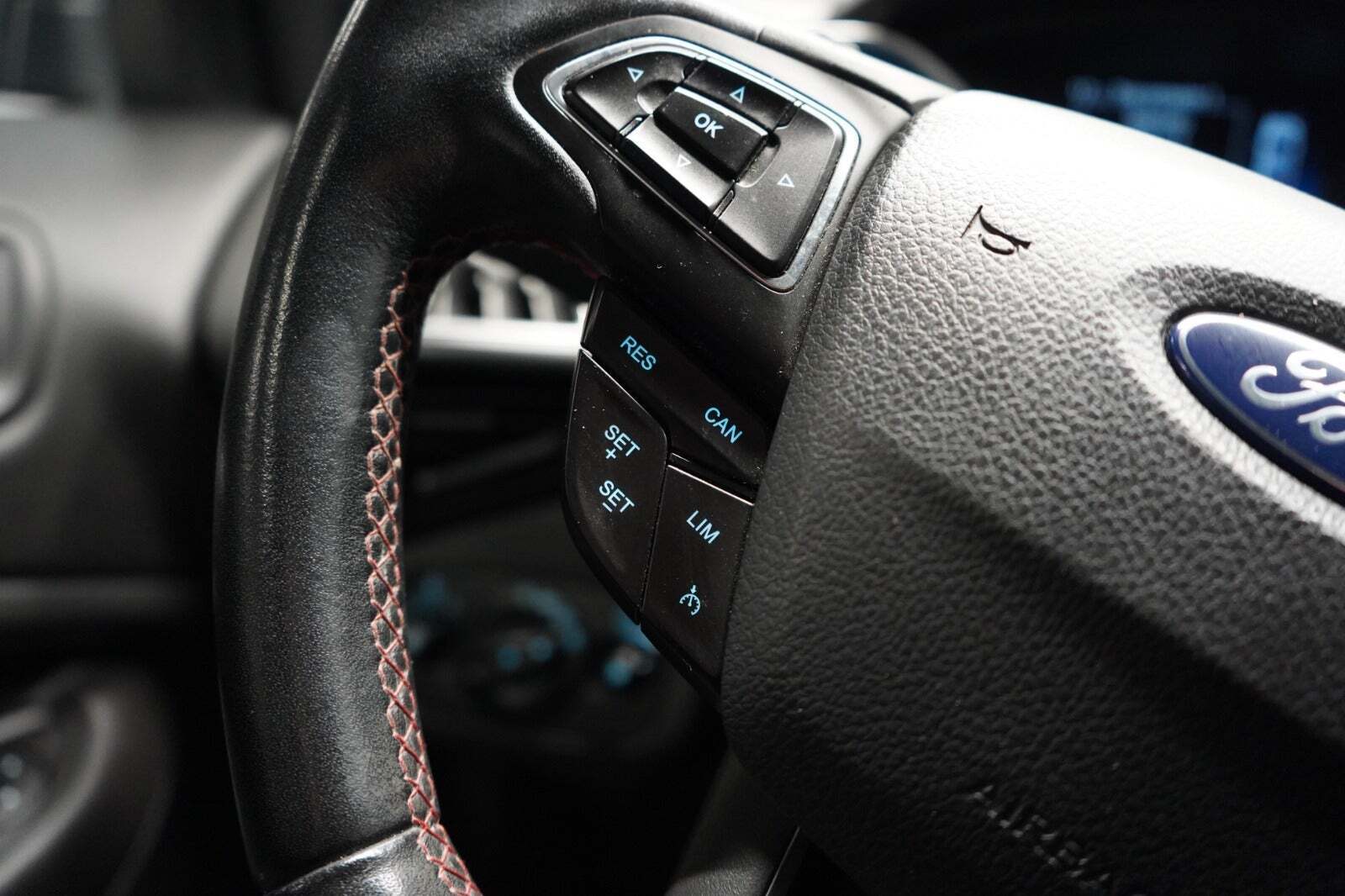 Grå Ford Kuga fra 2017