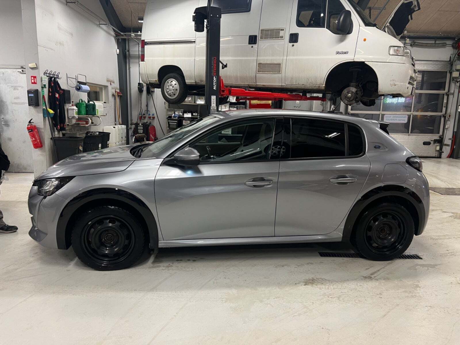 Grå Peugeot e-208 fra 2021