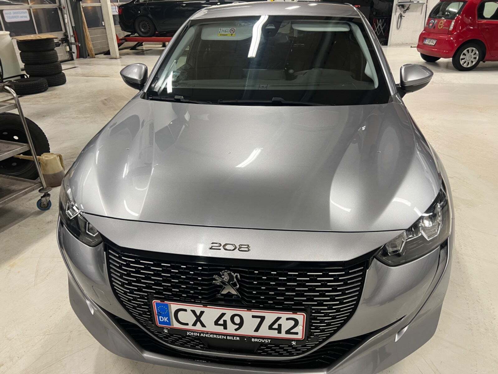 Grå Peugeot e-208 fra 2021