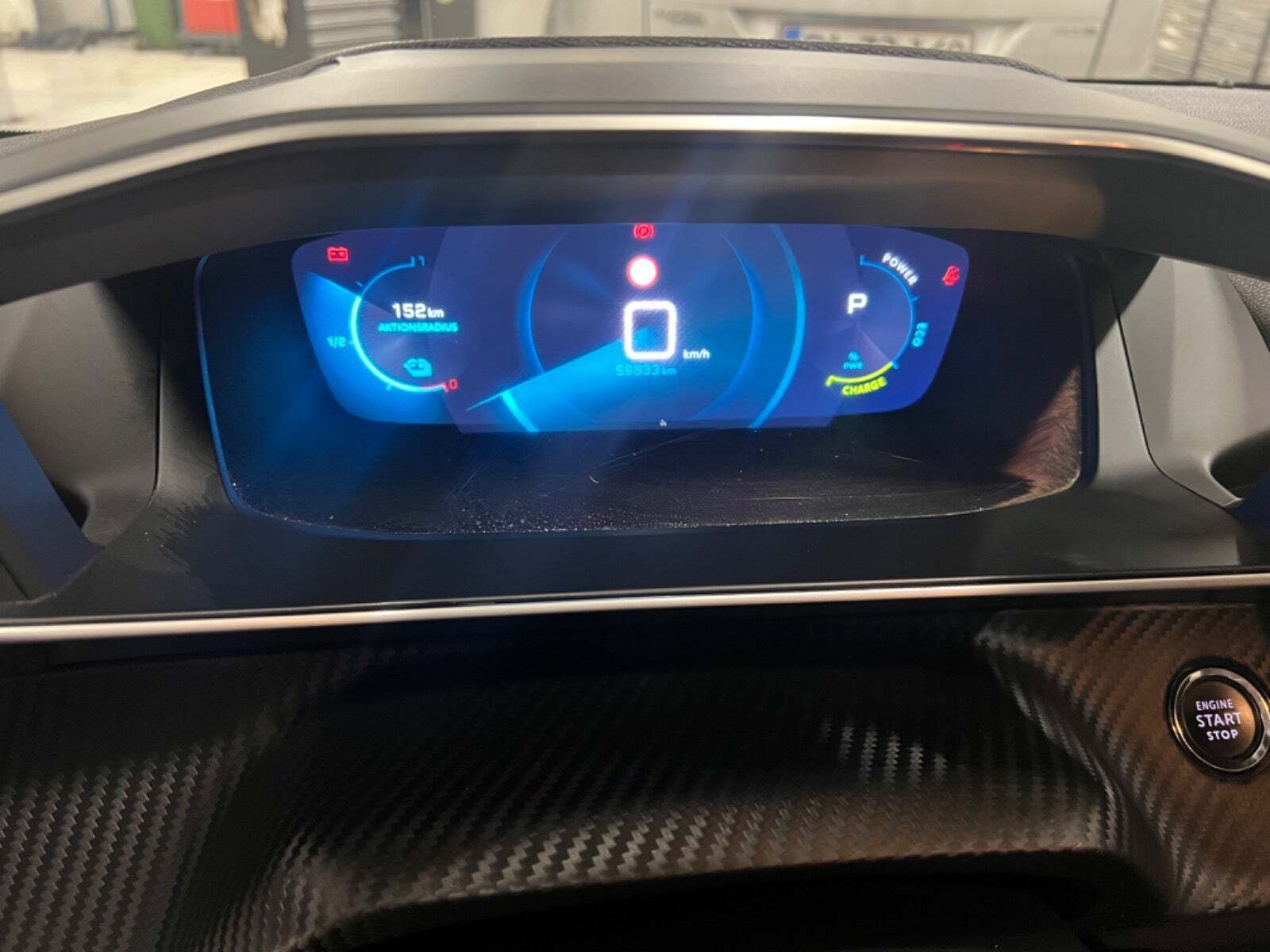 Grå Peugeot e-208 fra 2021