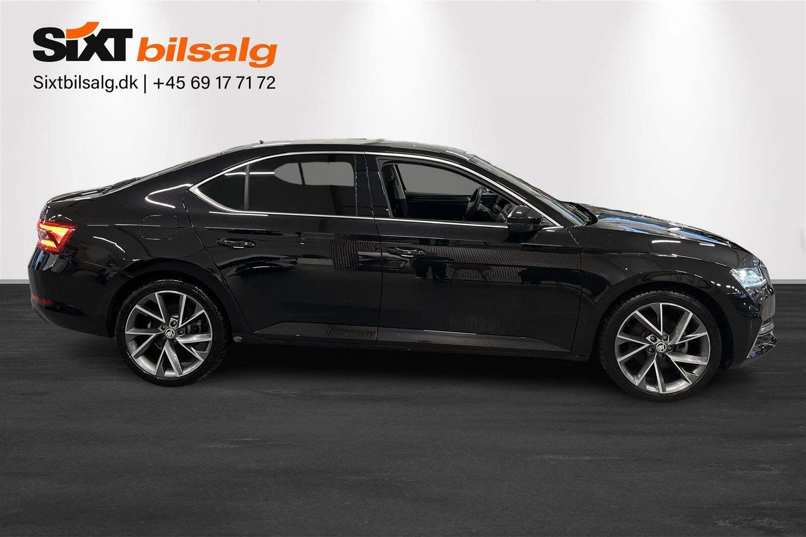 Sort Skoda Superb fra 2020