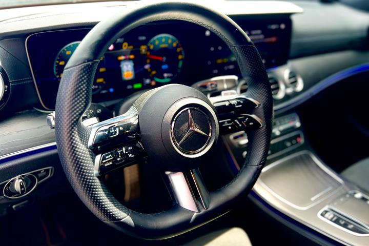 Sort Mercedes E300 e fra 2022