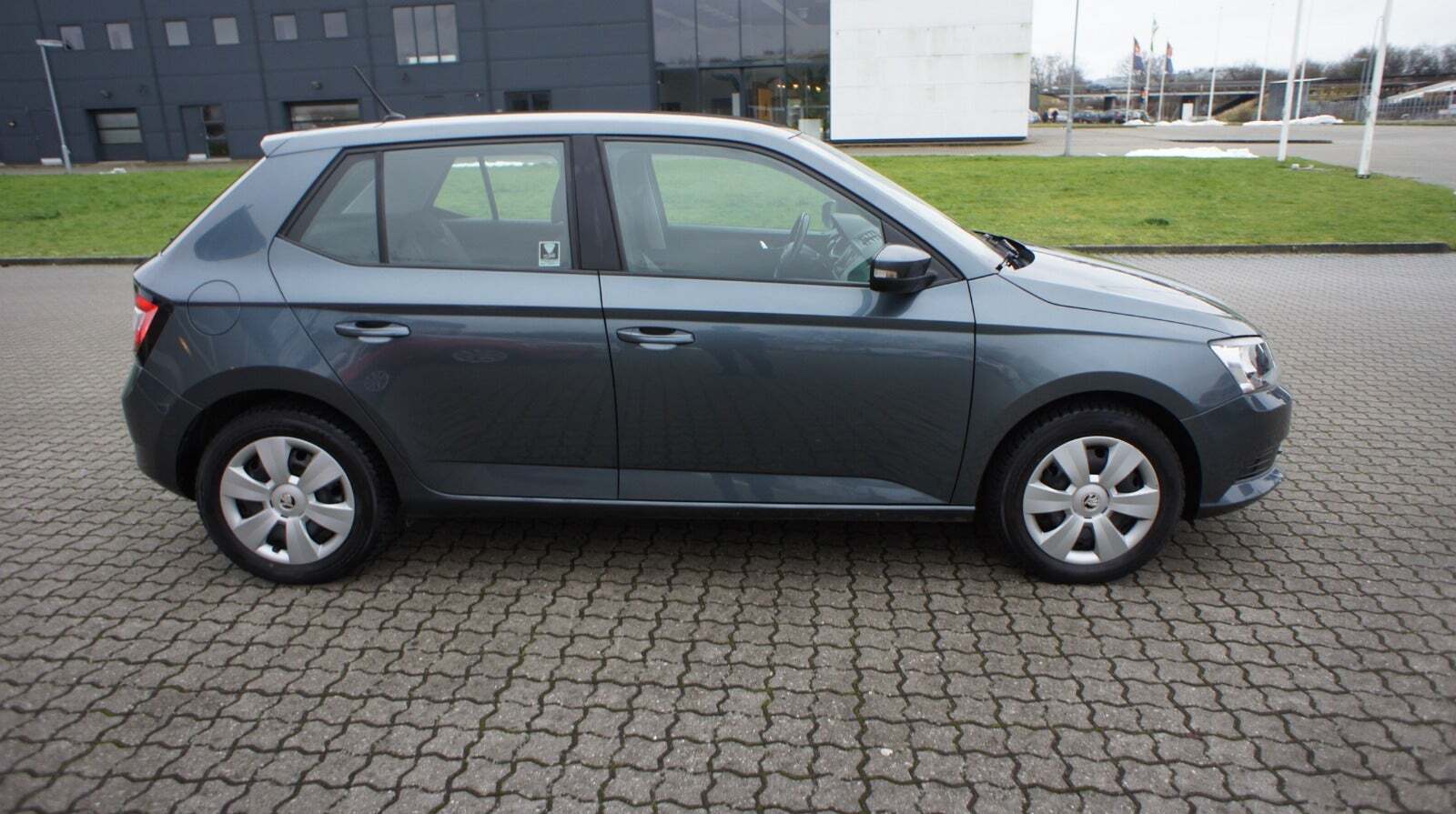 Grå Skoda Fabia fra 2015