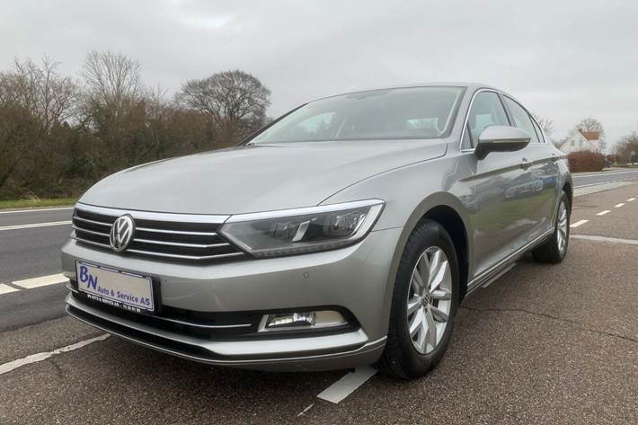 Sølv VW Passat fra 2015