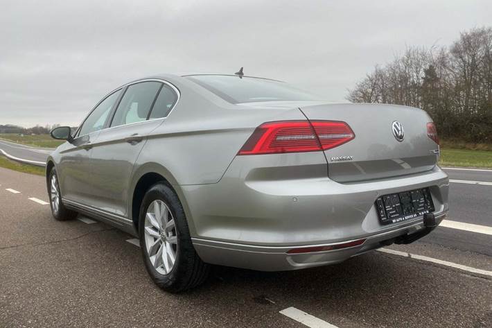 Sølv VW Passat fra 2015