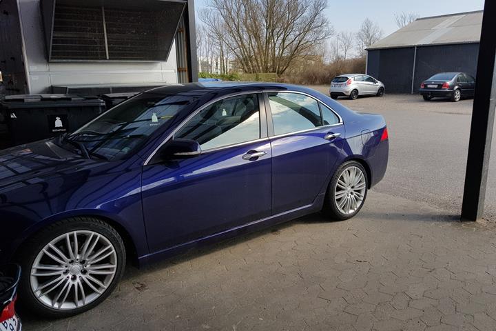 Blå Honda Accord fra 2004