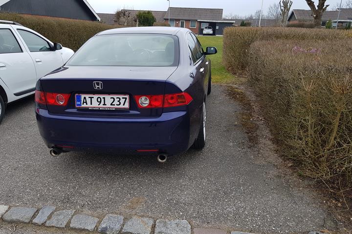 Blå Honda Accord fra 2004