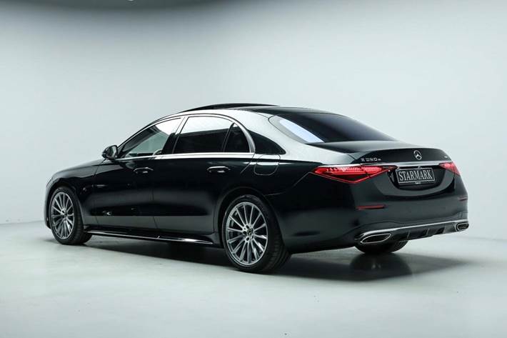 Grøn Mercedes S580 e fra 2023