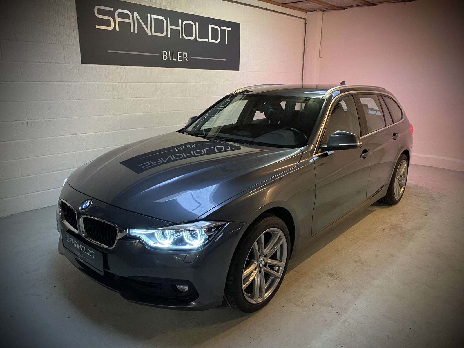 Grå BMW 320d fra 2019