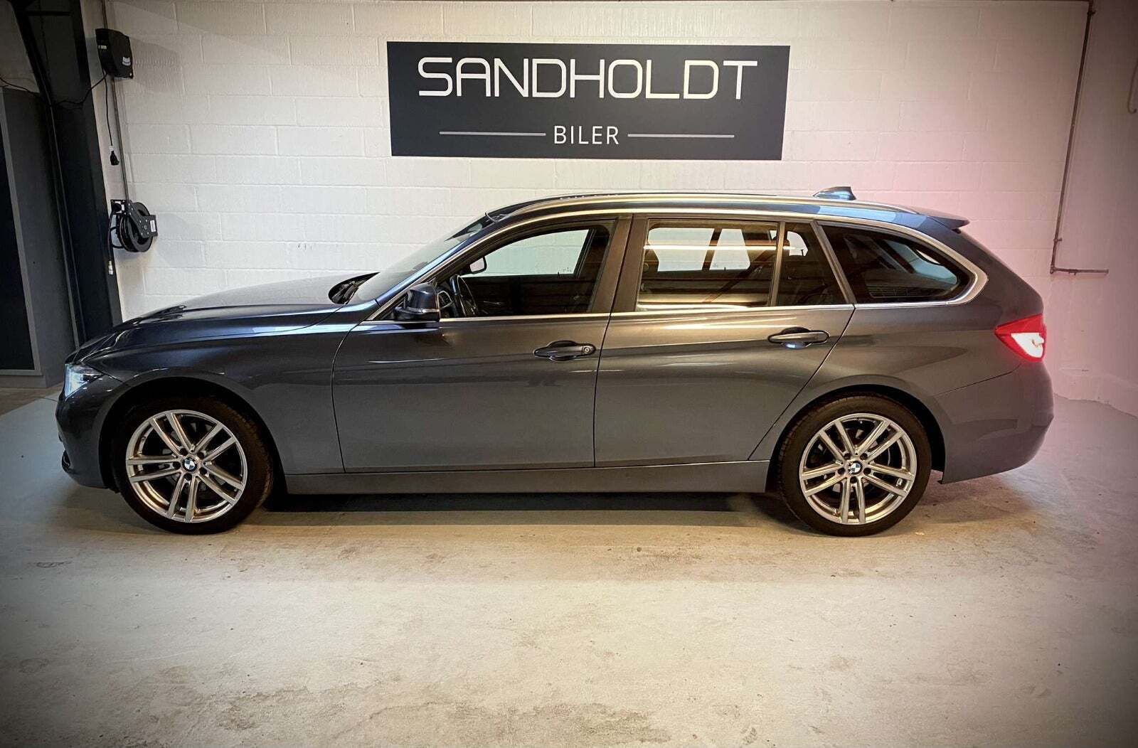 Grå BMW 320d fra 2019