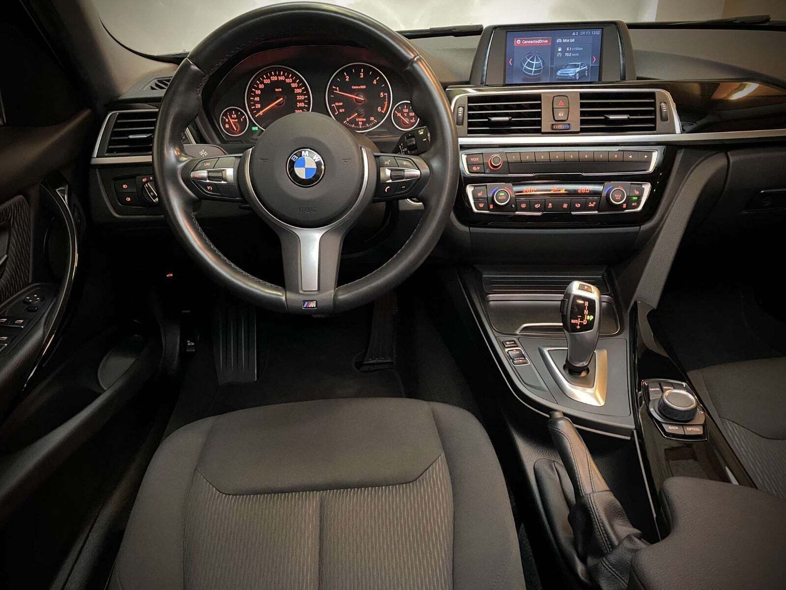 Grå BMW 320d fra 2019
