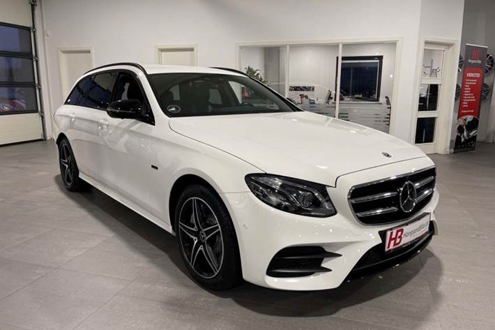 Hvid Mercedes E300 de fra 2020 set udefra