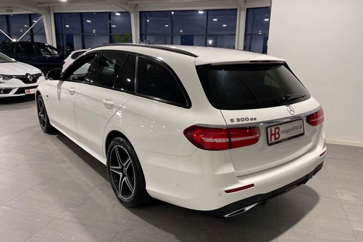 Hvid Mercedes E300 de fra 2020 set udefra