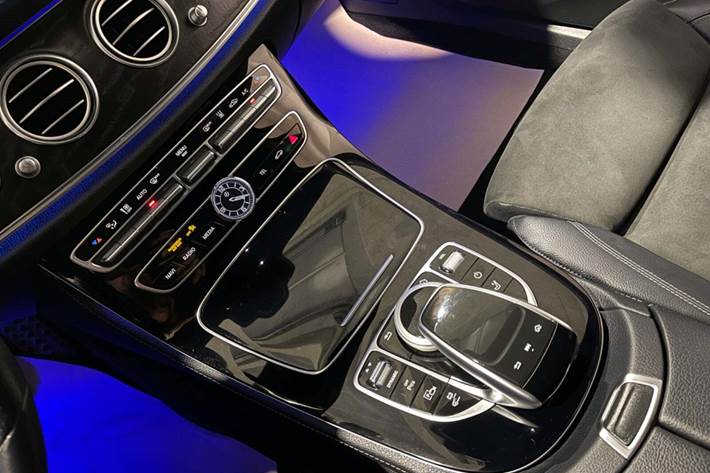 Hvid Mercedes E300 de fra 2020