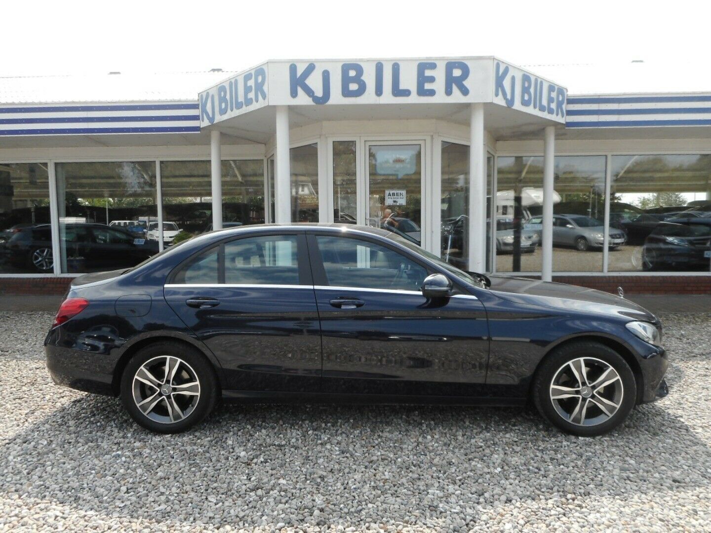 Blå Mercedes C200 d fra 2016 set udefra