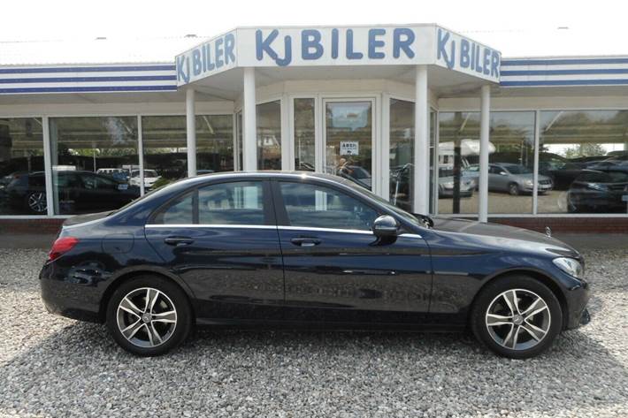 Blå Mercedes C200 d fra 2016 set udefra