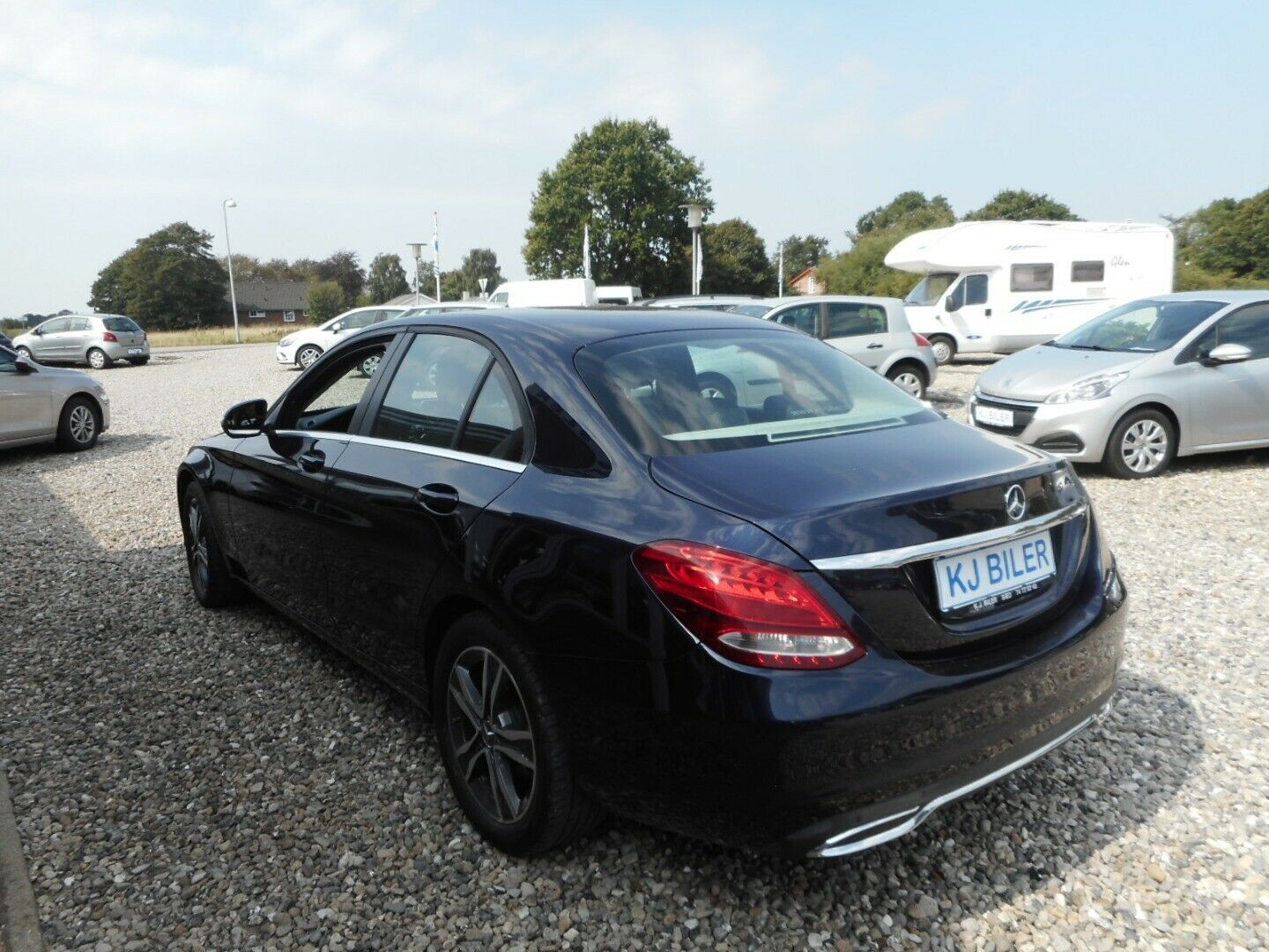Blå Mercedes C200 d fra 2016 set udefra