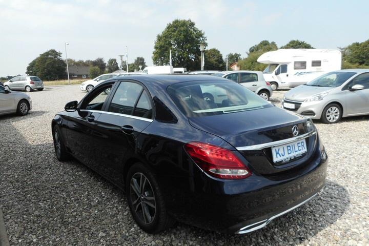 Blå Mercedes C200 d fra 2016 set udefra
