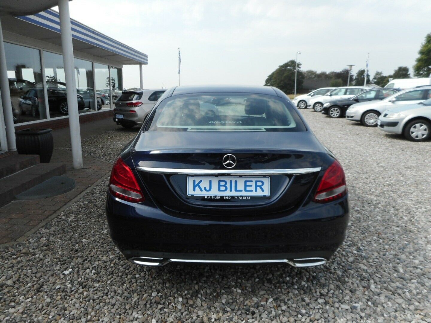 Blå Mercedes C200 d fra 2016 set udefra