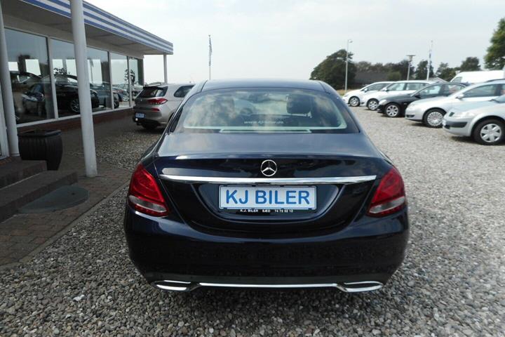Blå Mercedes C200 d fra 2016 set udefra