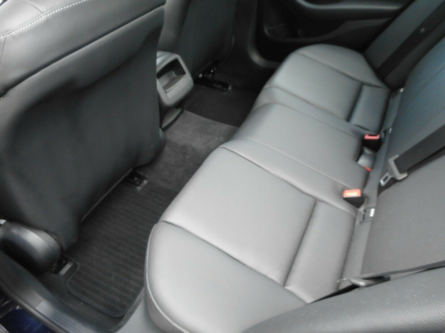 Blå Mercedes C200 d fra 2016 set indefra