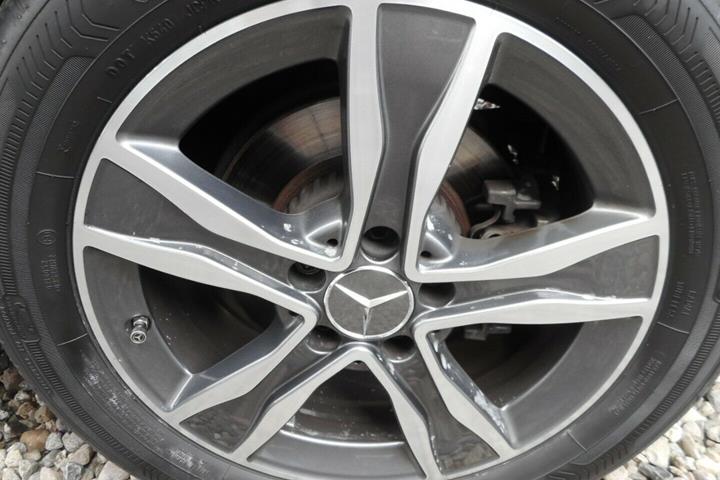 Blå Mercedes C200 d fra 2016 set udefra