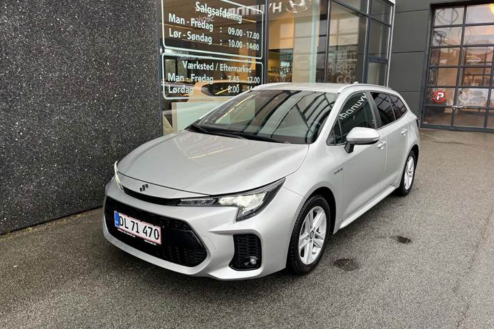 Grå Suzuki Swace fra 2020 set udefra