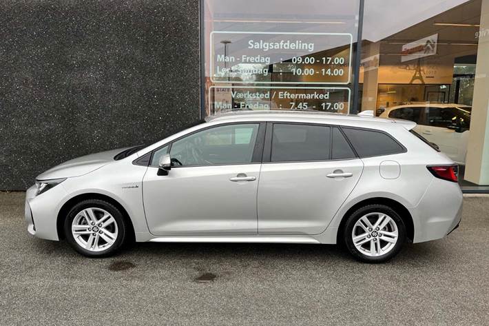 Grå Suzuki Swace fra 2020 set udefra