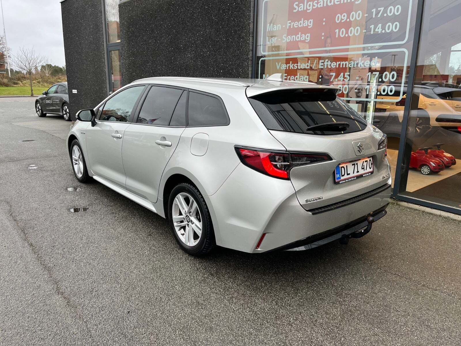 Grå Suzuki Swace fra 2020 set udefra