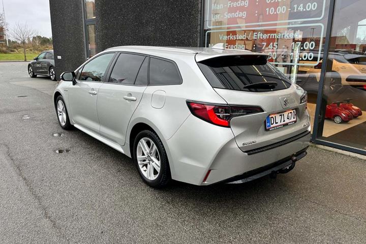 Grå Suzuki Swace fra 2020 set udefra