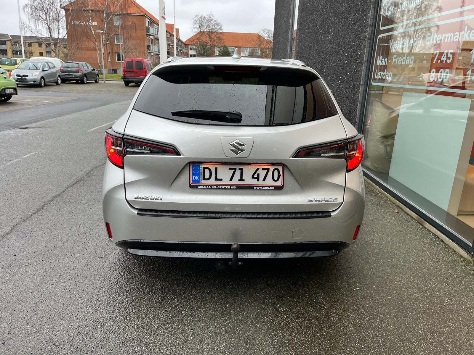 Grå Suzuki Swace fra 2020 set udefra