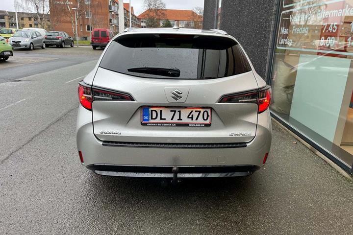 Grå Suzuki Swace fra 2020 set udefra