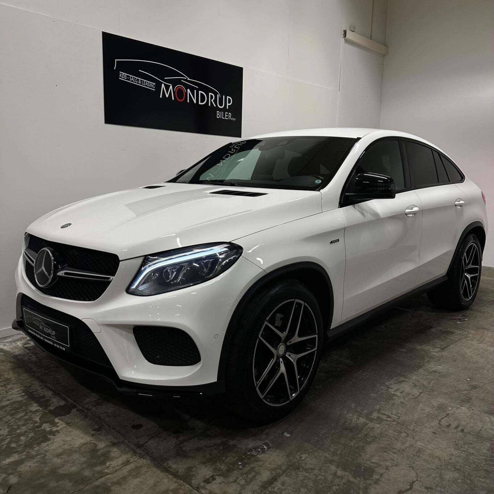 Hvid Mercedes GLE450 fra 2016 set udefra