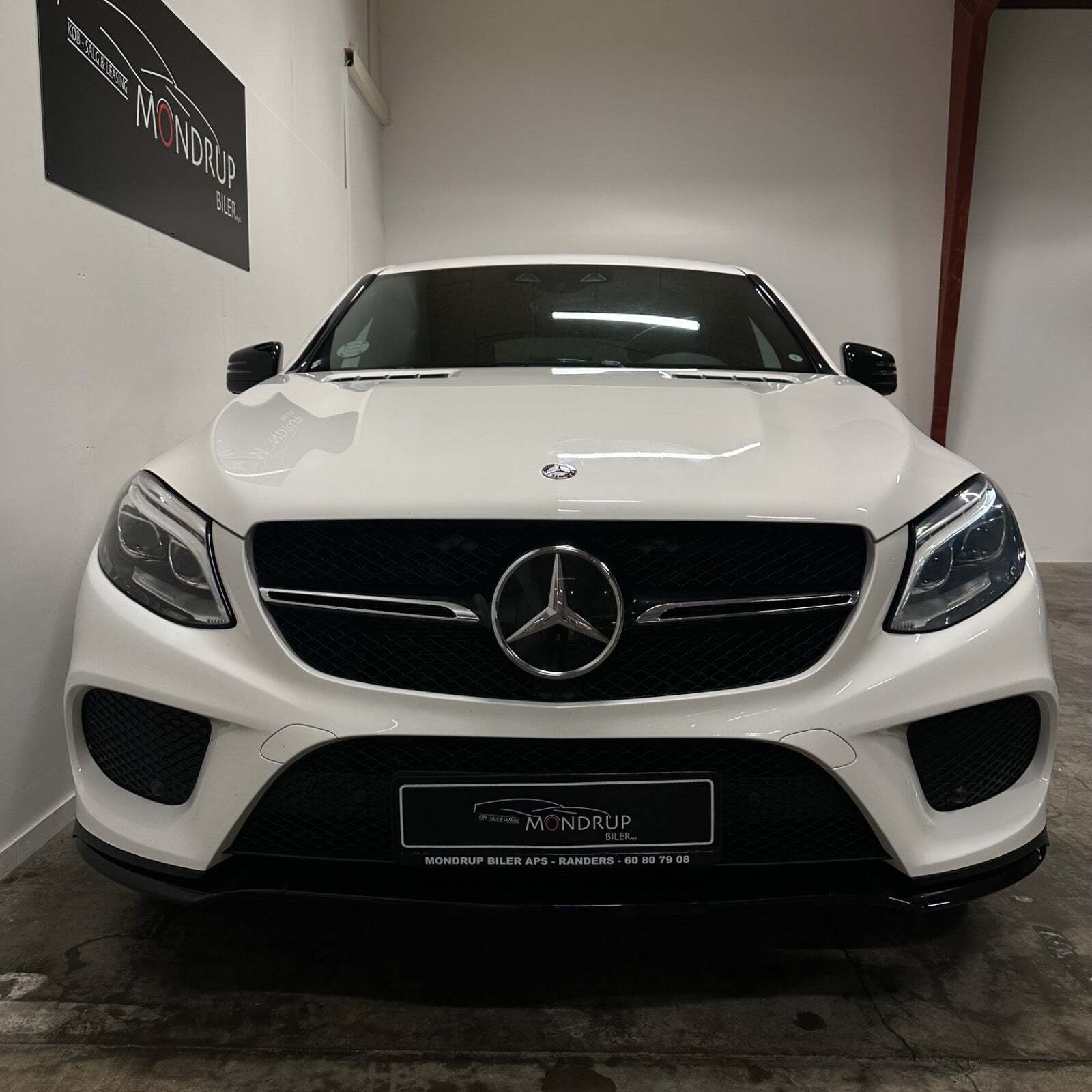 Hvid Mercedes GLE450 fra 2016 set udefra
