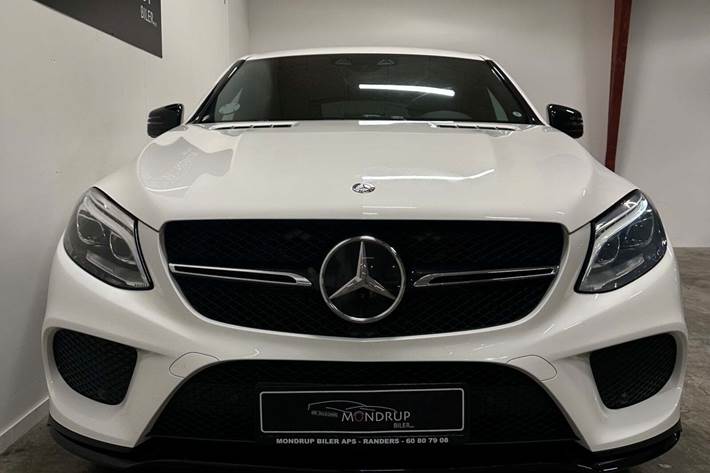 Hvid Mercedes GLE450 fra 2016 set udefra