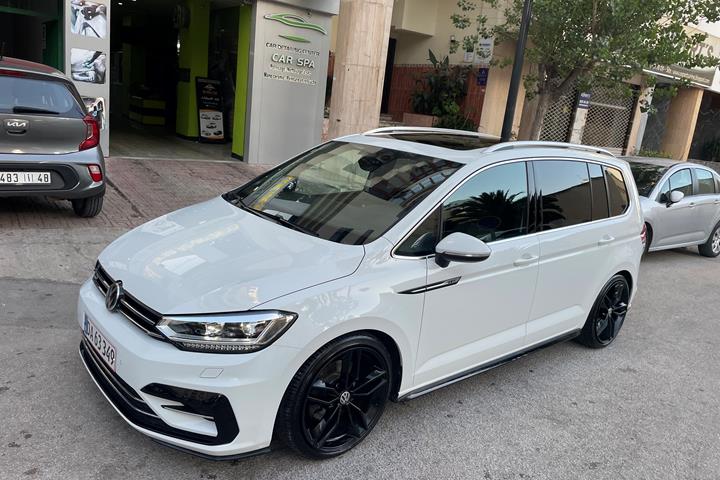 Hvid VW Touran fra 2019