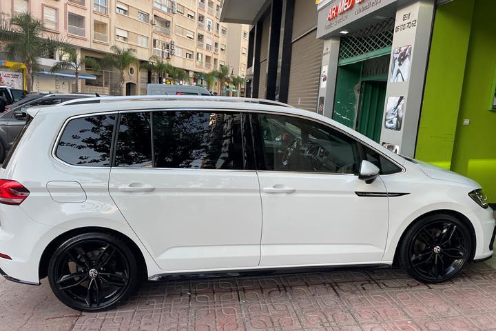Hvid VW Touran fra 2019