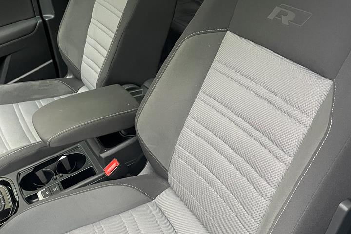 Hvid VW Touran fra 2019