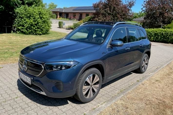 Blå Mercedes EQB250 fra 2022