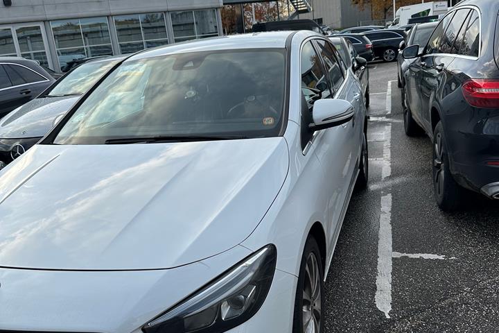 Hvid Mercedes B220 d fra 2020