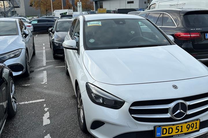Hvid Mercedes B220 d fra 2020