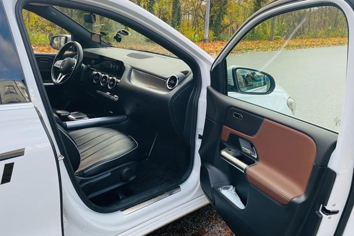 Hvid Mercedes B220 d fra 2020