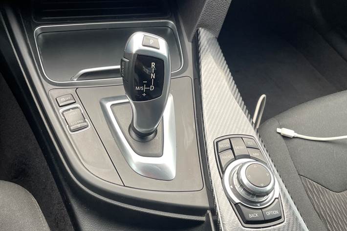 Sort BMW 3-Serie fra 2016