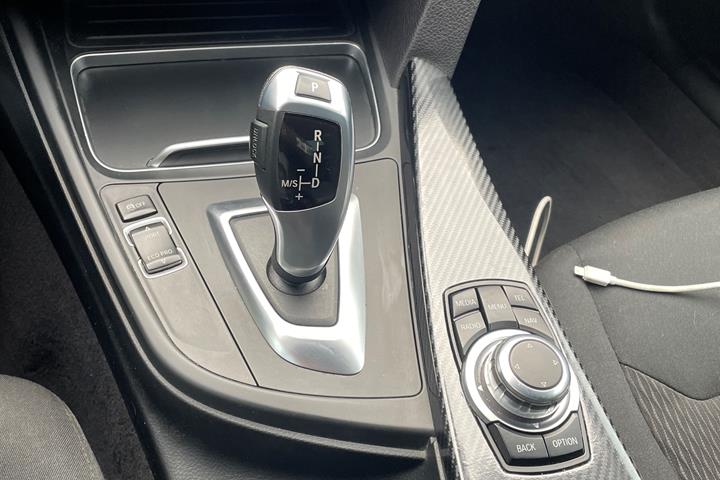 Sort BMW 3-Serie fra 2016