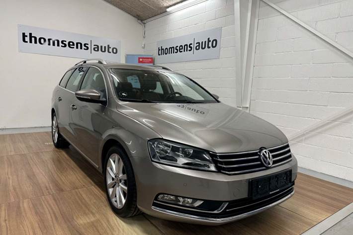 Grå VW Passat fra 2012 set udefra